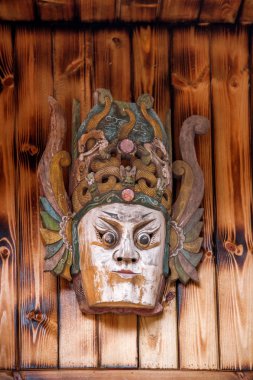Guizhou Anshun Tiantai dağ Wulong Tapınağı ayak küçük çiftlik evi Nuo opera maskeler