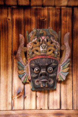 Guizhou Anshun Tiantai dağ Wulong Tapınağı ayak küçük çiftlik evi Nuo opera maskeler