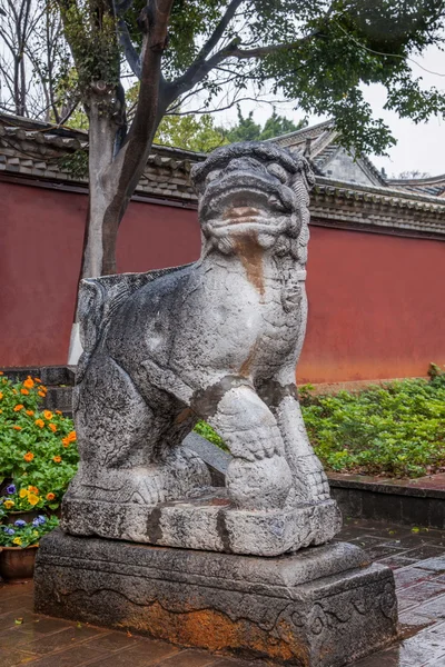 云南红河自治州建水寺石狮 — 图库照片