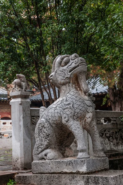 윈난 성 훙 허 현 Jianshui 사원 돌 유니콘 — 스톡 사진