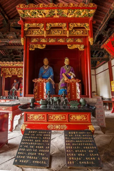 Yunnan honghe Präfektur jianshui Konfuzius-Tempel große Halle auf beiden Seiten von vier der prominentesten Schüler stehenden Statue — Stockfoto