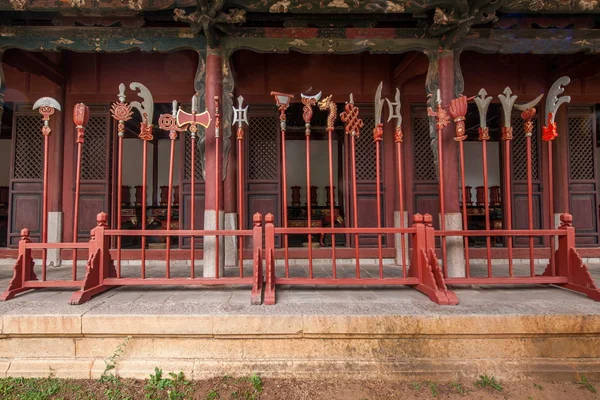 Yunnan Sydkinesiska prefektur Jianshui templet Great Hall courtyard 18 typer av vapen — Stockfoto