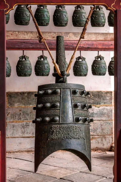 Yunnan Honghe Prefectura Jianshui Templo Gran Salón campanas patio — Foto de Stock