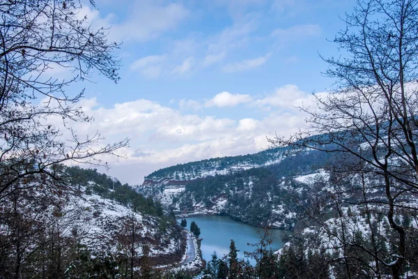 Dongchuan, Yunnan röda mark vintern snöiga fältet — Stockfoto