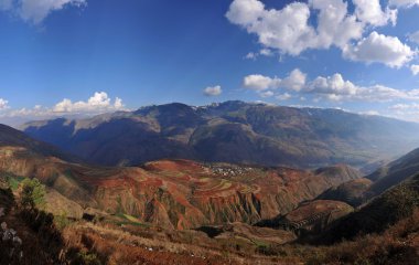 Dongchuan, Yunnan kırmızı toprak batışı hendek teraslı