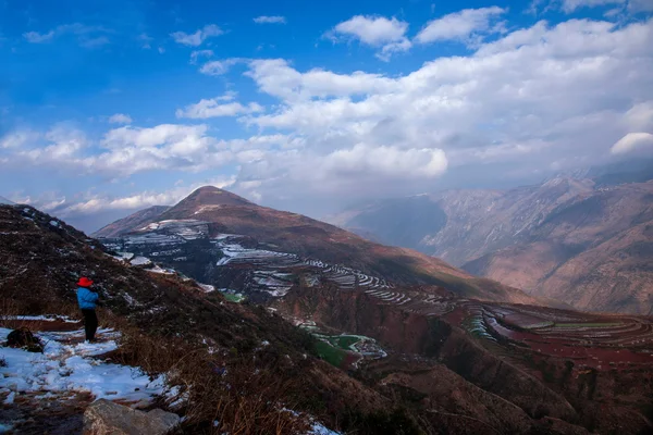 Dongchuan, Yunnan röd mark vinter sunsetting dike — Stockfoto