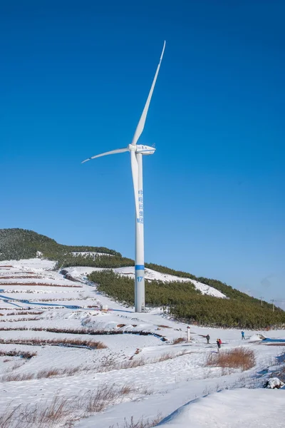 Dongchuan, Yunnan Red Land "jugando Macan" después del grupo de aerogeneradores de nieve —  Fotos de Stock