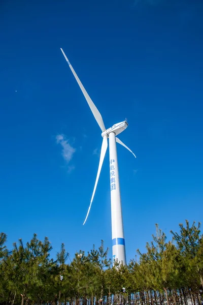 Dongchuan, Yunnan röd mark "spela Macan" efter gruppen snö wind turbine — Stockfoto