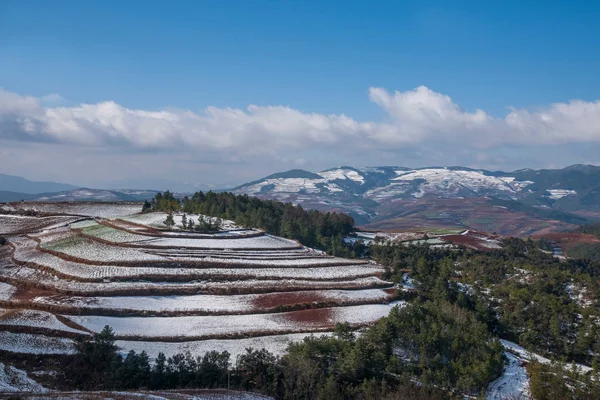 Dongchuan, Yunnan Terra Rossa campo innevato nel "Punteggio concavo" Terrazze — Foto Stock