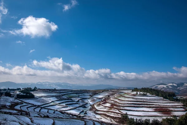 Dongchuan, Yunnan rotes Land schneebedecktes Feld in den "Score Concave" Terrassen — Stockfoto