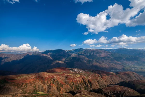 Dongchuan, Yunnan kırmızı toprak batışı hendek teraslı — Stok fotoğraf