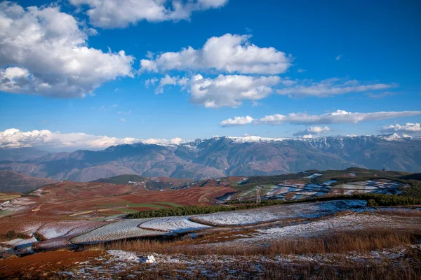 Dongchuan, provincia de Yunnan después de la nieve "Fairview Park" Red Land — Foto de Stock