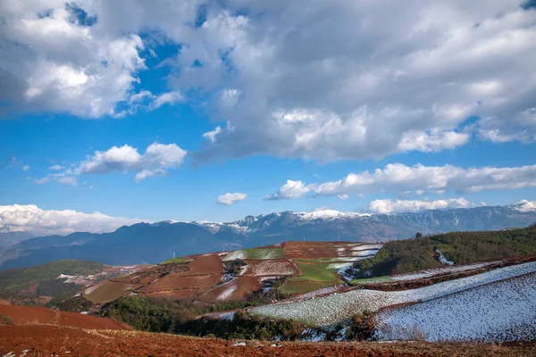 Dongchuan, província de Yunnan depois da neve "Fairview Park" Terra Vermelha — Fotografia de Stock