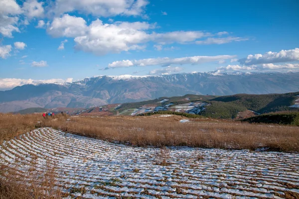 Dongchuan, Yunnan provinsen efter snö ”Fairview Park” röda mark — Stockfoto