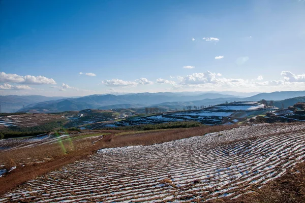 Dongchuan, провінцію після сніг "Fairview парк" Червона Земля — стокове фото