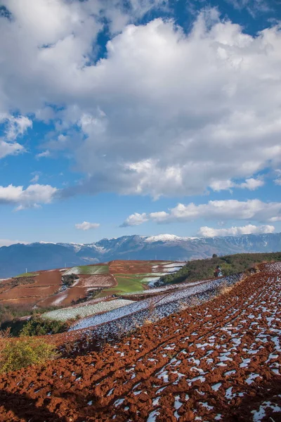 Dongchuan, provincia dello Yunnan dopo la neve "Fairview Park" Terra Rossa — Foto Stock