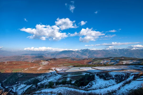 Dongchuan, provincia de Yunnan después de la nieve "Fairview Park" Red Land — Foto de Stock