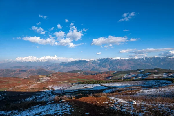 Dongchuan, Prowincja Yunnan po śniegu "Fairview Park" czerwona Ziemia — Zdjęcie stockowe