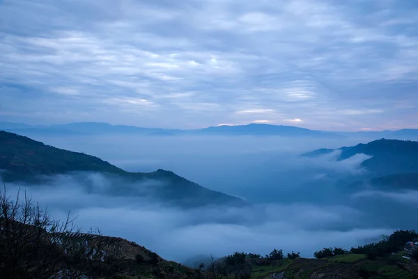 Yuanjiang, die versprechen, Dorf am Morgen Wolken brennen Terrassen Tage — Stockfoto