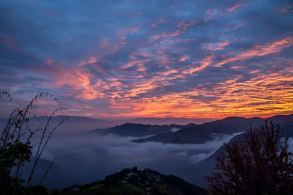 Yuanjiang que promete aldeia nas nuvens da manhã queimar terraços dias — Fotografia de Stock