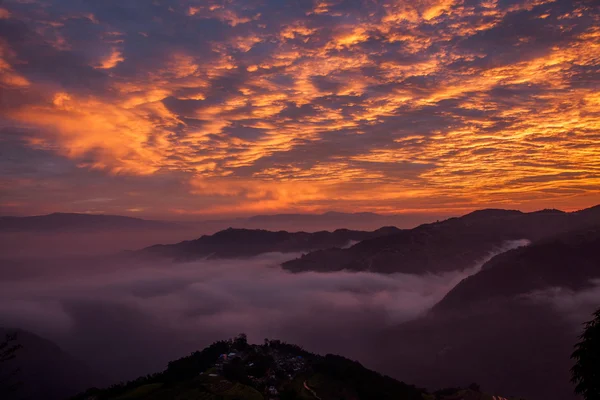 Yuanjiang que promete aldeia nas nuvens da manhã queimar terraços dias — Fotografia de Stock