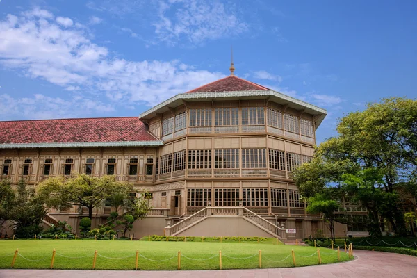 V Wong teak palace in Bangkok, Thailand — Stock Photo, Image