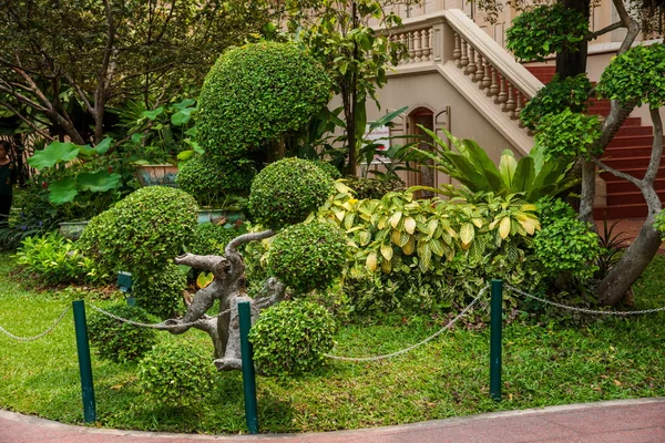 V Palácio Real em Bangkok, Tailândia teca jardim arte — Fotografia de Stock