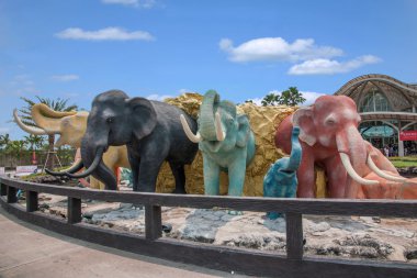 Royal Thai elephants sculpture Jewelry Center clipart