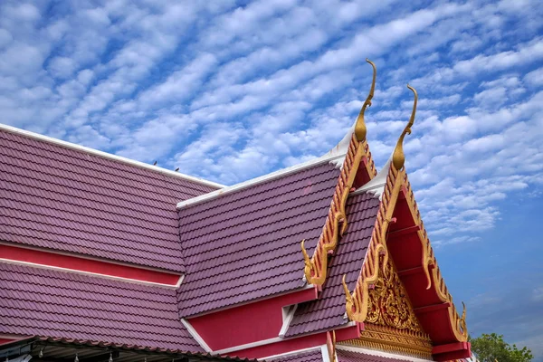 Monastery in Bangkok, Thailand shantytowns — Stock Photo, Image