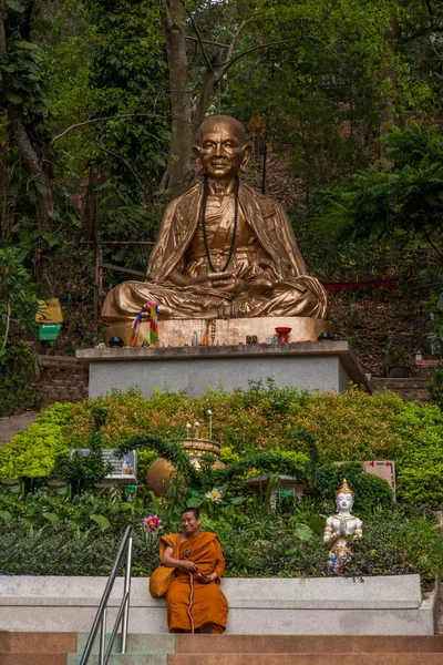 Suthep in chiang mai, thailand neben mönch wie der fuß — Stockfoto