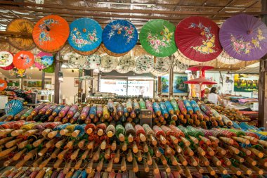 Chiang Mai, Tayland el yapımı şemsiye yapım süreci