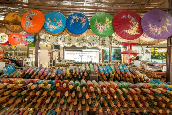 Chiang mai, handgefertigte Regenschirme aus Thailand — Stockfoto