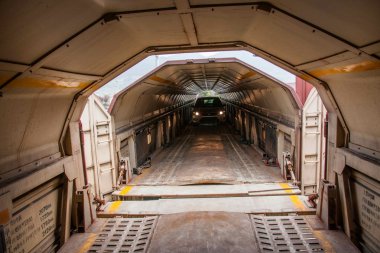 Chongqing Changan Minsheng lojistik şube mal tren araba yükleniyor