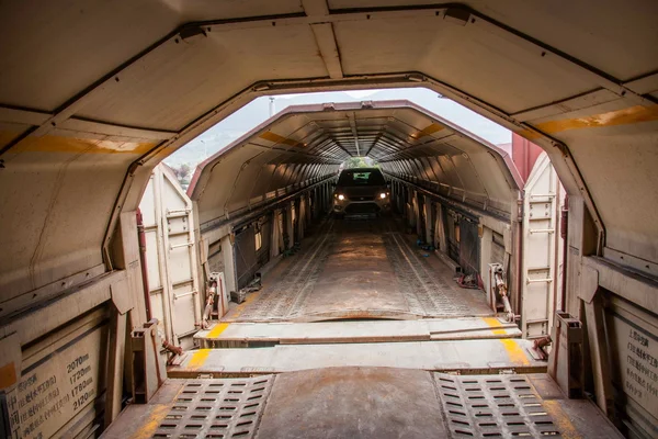 Chongqing Changan Minsheng Logistics Branch mercancía que se carga en el vagón de tren — Foto de Stock