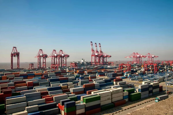 Shanghai Yangshan diepwater economische Fta container terminal kranen kraan torens — Stockfoto