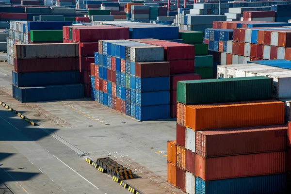 Shanghai Yangshan Deepwater economic FTA container terminal stacking containers — Stock Photo, Image