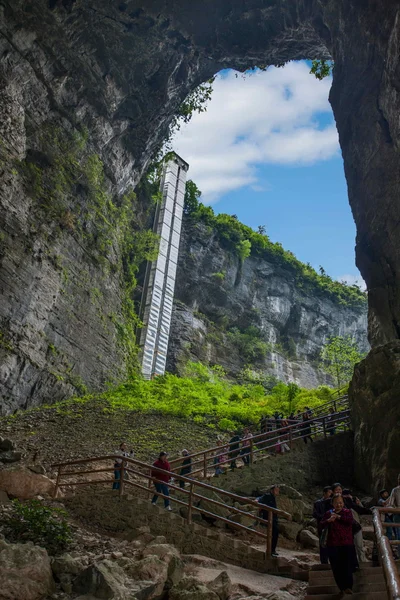 Chongqing Wulong doğal köprü 80 metre Asansör peyzaj — Stok fotoğraf