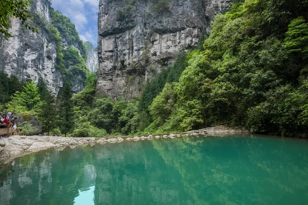 Chongqing Wulong zielony staw krajobraz naturalny most — Zdjęcie stockowe