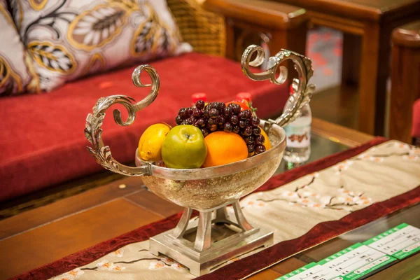 Placed on the living room coffee table fruit — Stock Photo, Image