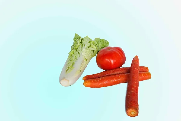 ----- Εποχιακά λαχανικά λάχανο, κινέζικο λάχανο, λάχανο, ντομάτες, καρότα, κουνουπίδι. — Φωτογραφία Αρχείου