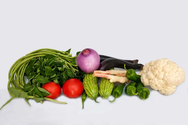 Ett gäng av säsongens grönsaker — Stockfoto