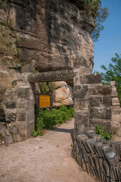 Hechuan Rondeau yazlık Dragon Buda tapınak kalıntıları — Stok fotoğraf