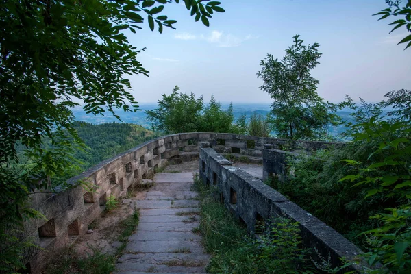 Hechuan Drachenberg mit Blick auf die bergigen Felder — Stockfoto
