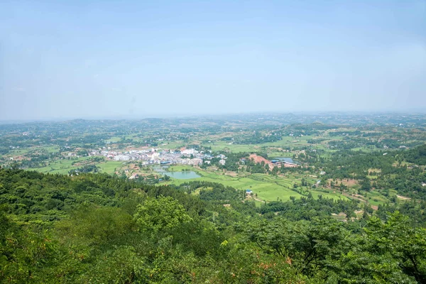 Hechuan Drachenberg mit Blick auf die bergigen Felder — Stockfoto