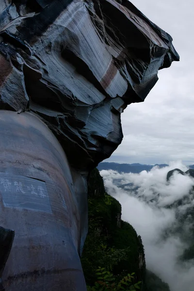 Długie górskie skaliste klify Hechuan — Zdjęcie stockowe