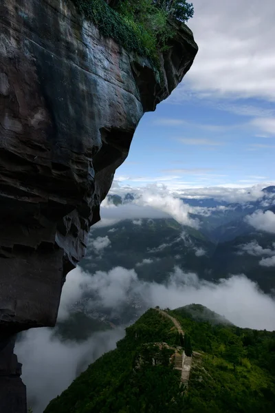 Довго гірських скелястих круч Hechuan — стокове фото