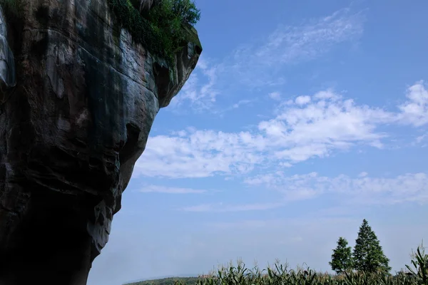 Довго гірських скелястих круч Hechuan — стокове фото