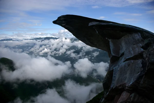 Largos acantilados rocosos montañosos HECHUAN — Foto de Stock