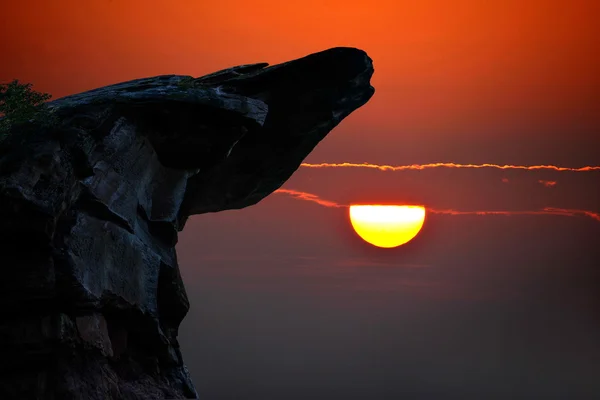 Lungo scogliere rocciose montuose ECUANO — Foto Stock