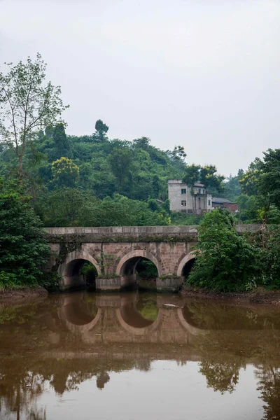 Puente viejo construido en la dinastía Qing HECHUAN "Sandongqiao " — Foto de Stock